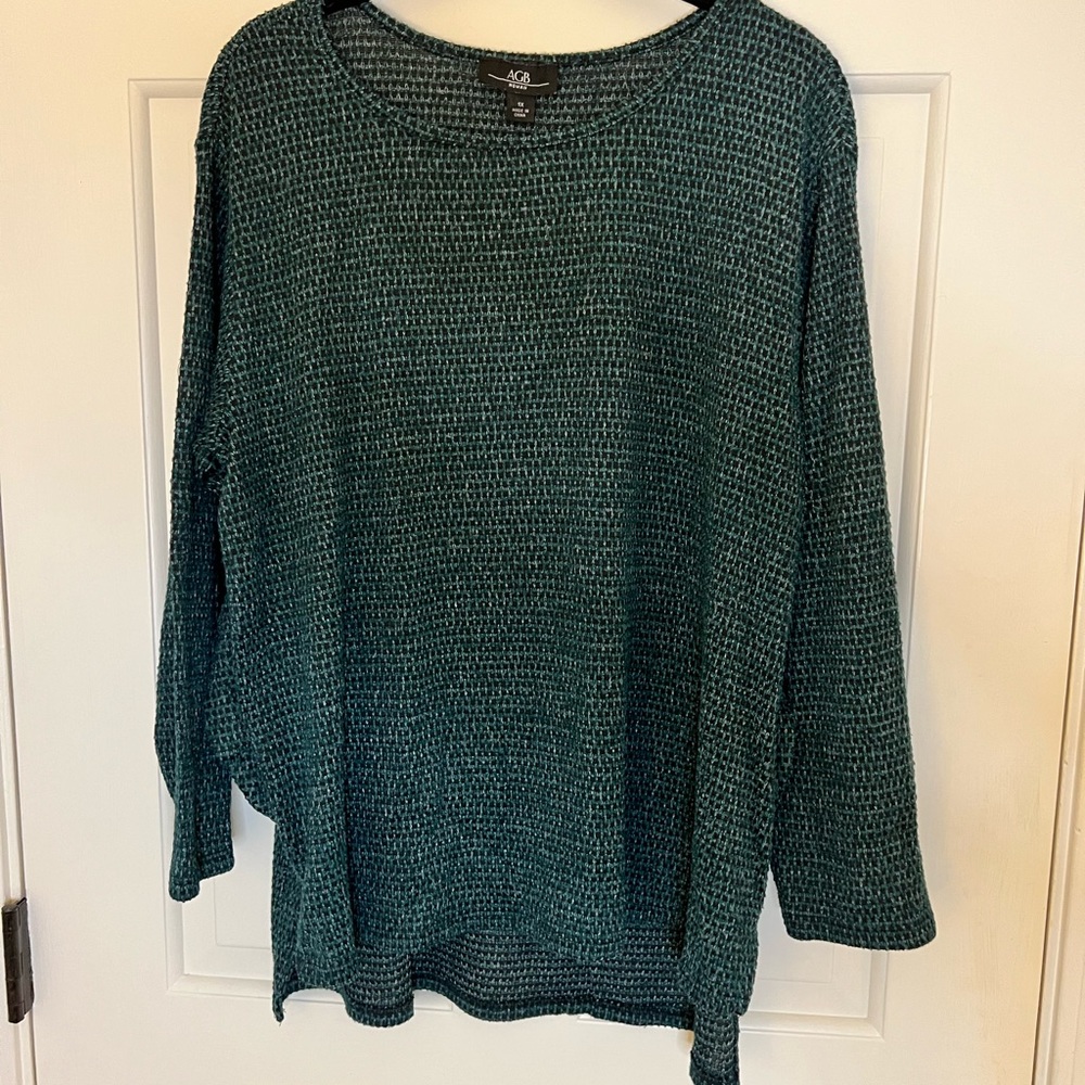 AGB woman’s green/black sweater high-low size 1X